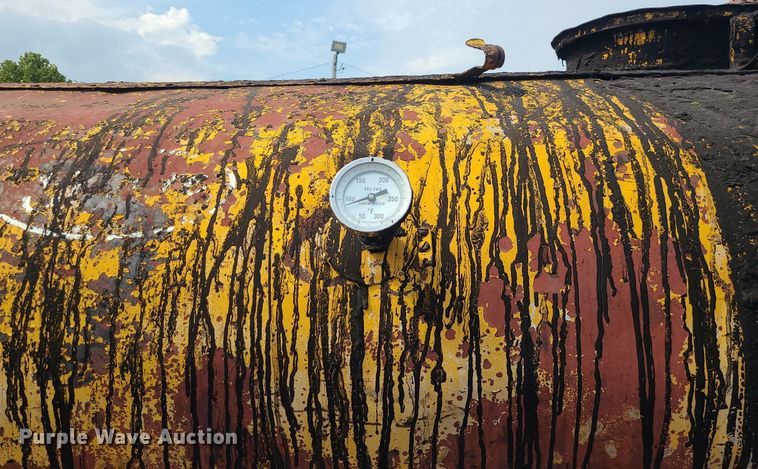 image for item MG9750 2001 GMC C6500  seal coat truck