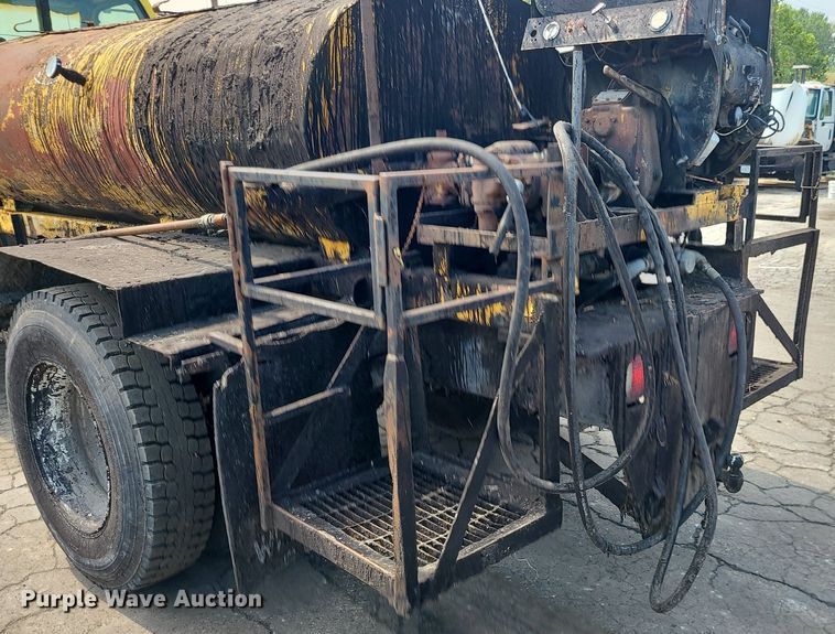 image for item MG9750 2001 GMC C6500  seal coat truck