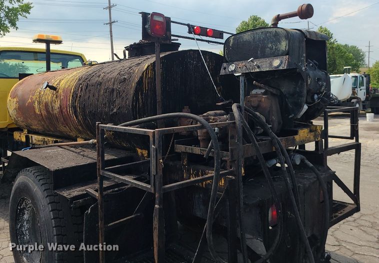 image for item MG9750 2001 GMC C6500  seal coat truck