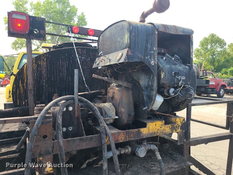 image for item MG9750 2001 GMC C6500  seal coat truck