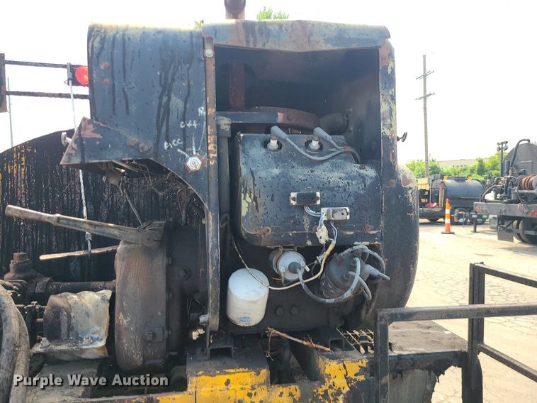 image for item MG9750 2001 GMC C6500  seal coat truck