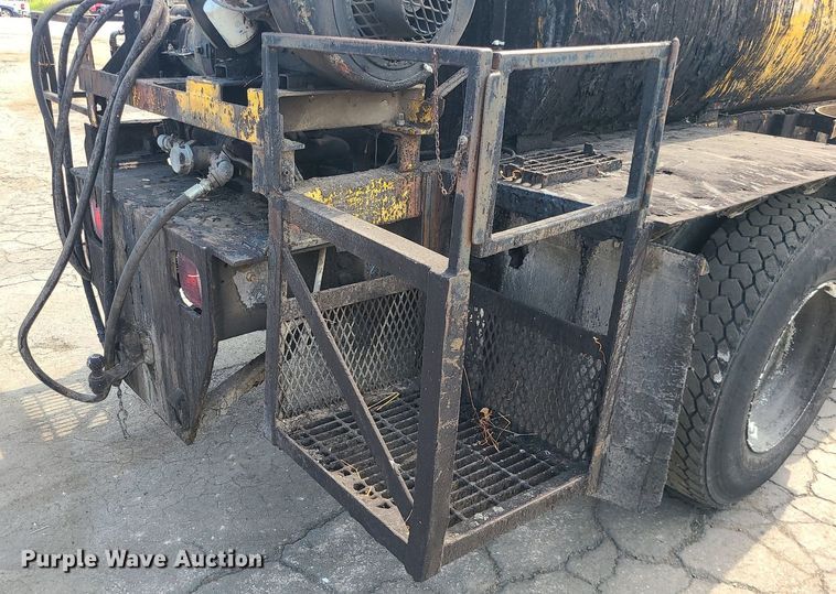 image for item MG9750 2001 GMC C6500  seal coat truck