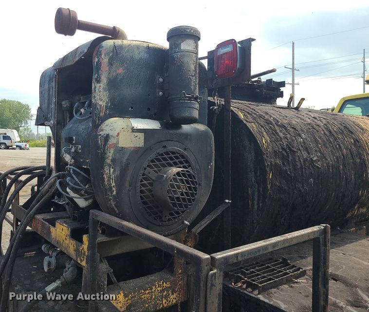 image for item MG9750 2001 GMC C6500  seal coat truck