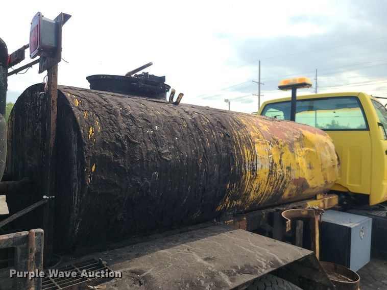 image for item MG9750 2001 GMC C6500  seal coat truck