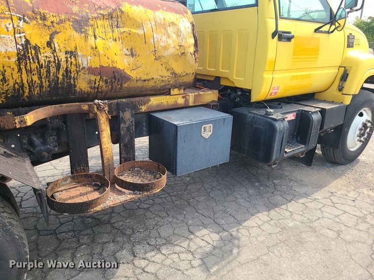 image for item MG9750 2001 GMC C6500  seal coat truck