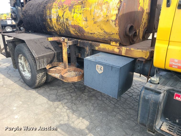 image for item MG9750 2001 GMC C6500  seal coat truck