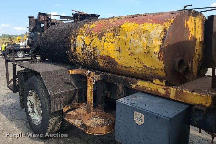 image for item MG9750 2001 GMC C6500  seal coat truck