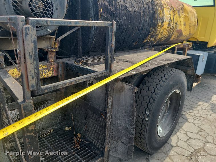 image for item MG9750 2001 GMC C6500  seal coat truck