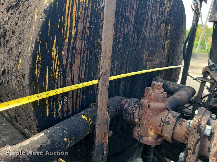 image for item MG9750 2001 GMC C6500  seal coat truck