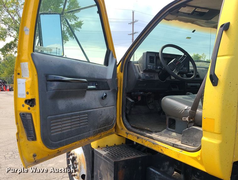 image for item MG9750 2001 GMC C6500  seal coat truck