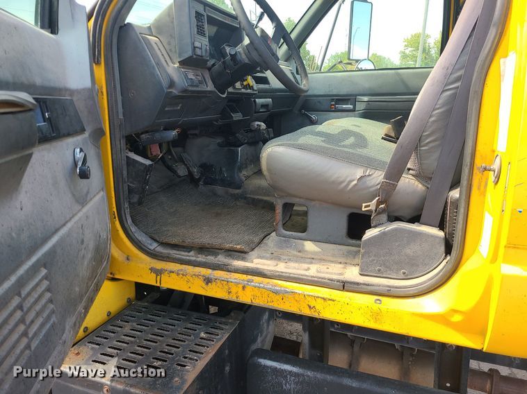 image for item MG9750 2001 GMC C6500  seal coat truck