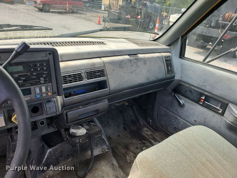 image for item MG9750 2001 GMC C6500  seal coat truck