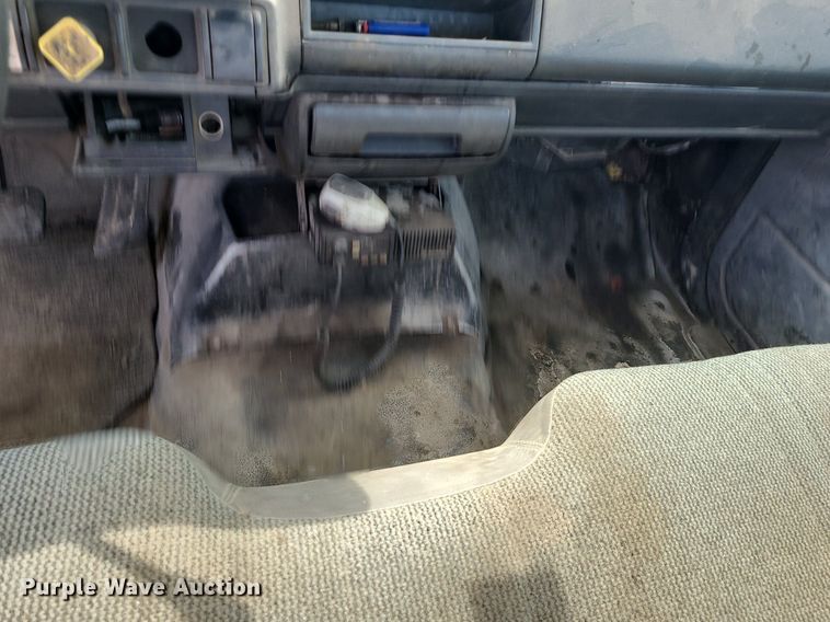 image for item MG9750 2001 GMC C6500  seal coat truck