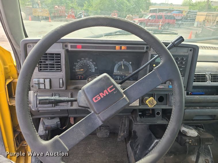 image for item MG9750 2001 GMC C6500  seal coat truck