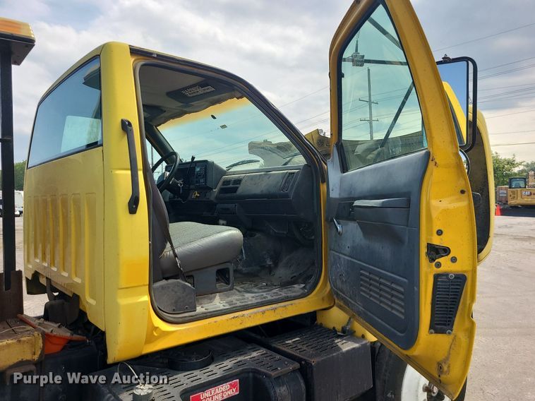 image for item MG9750 2001 GMC C6500  seal coat truck