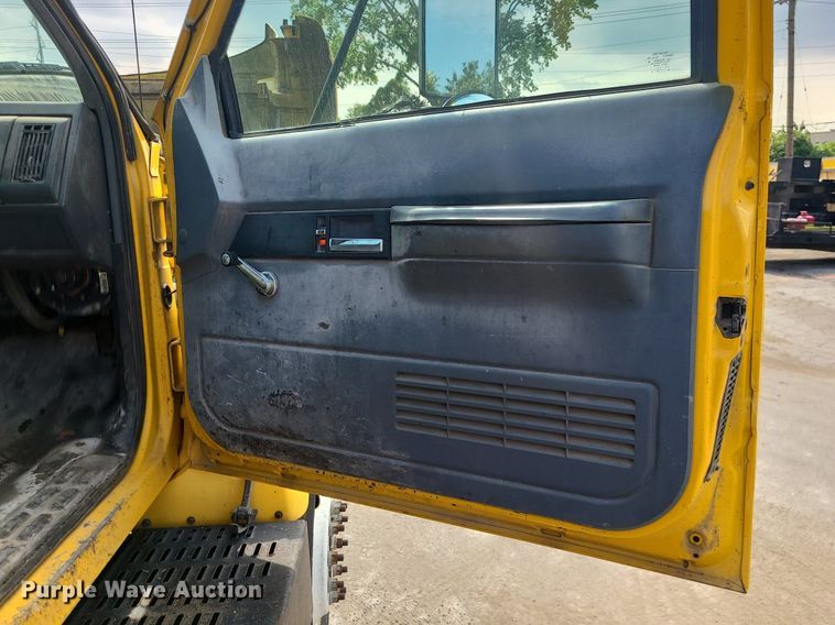 image for item MG9750 2001 GMC C6500  seal coat truck