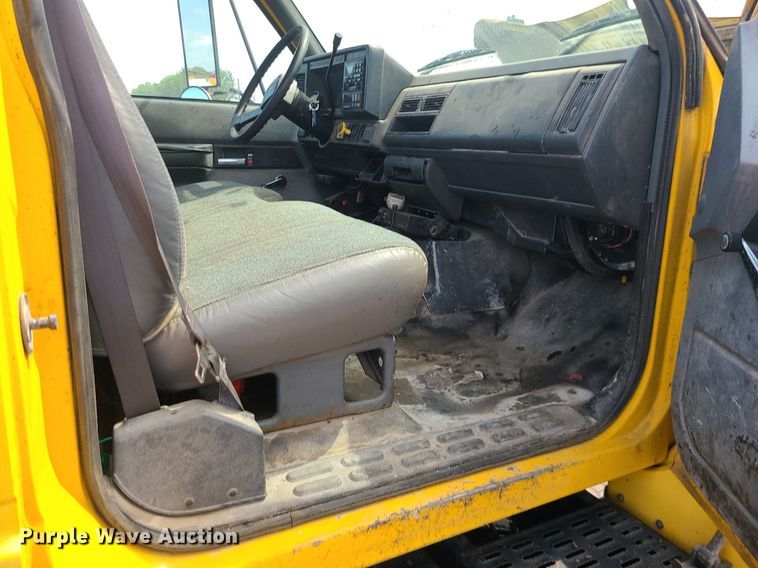 image for item MG9750 2001 GMC C6500  seal coat truck