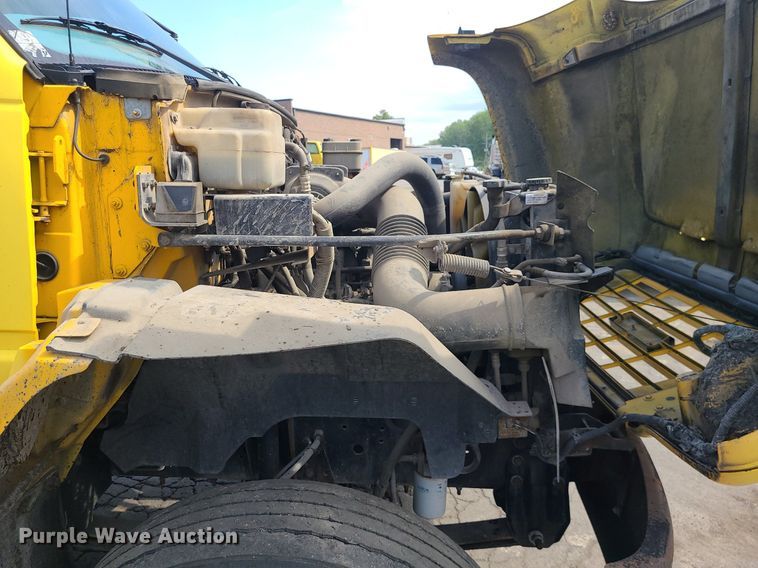 image for item MG9750 2001 GMC C6500  seal coat truck