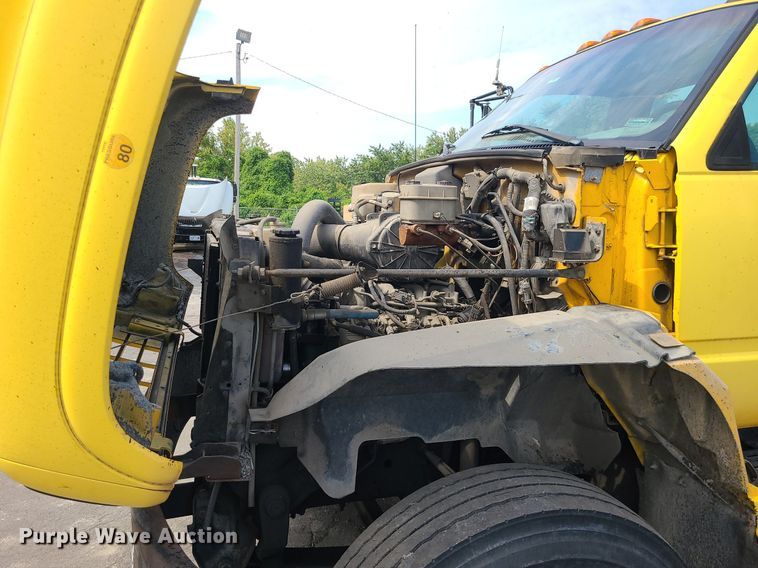 image for item MG9750 2001 GMC C6500  seal coat truck