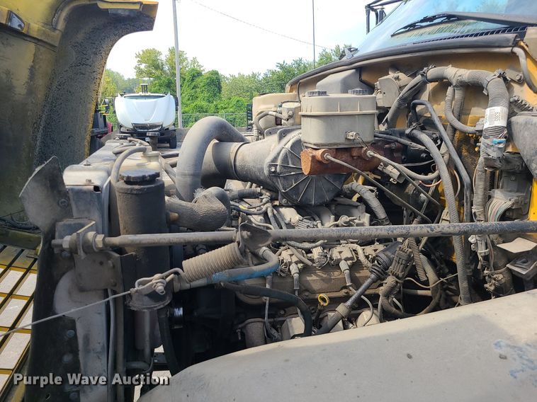 image for item MG9750 2001 GMC C6500  seal coat truck