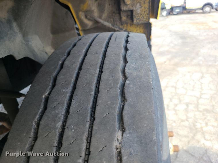 image for item MG9750 2001 GMC C6500  seal coat truck