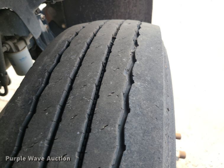 image for item MG9750 2001 GMC C6500  seal coat truck