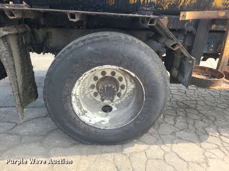 image for item MG9750 2001 GMC C6500  seal coat truck