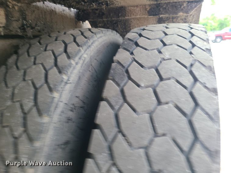 image for item MG9750 2001 GMC C6500  seal coat truck