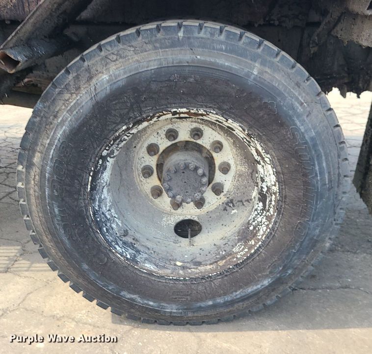 image for item MG9750 2001 GMC C6500  seal coat truck