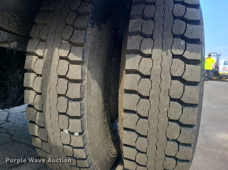 image for item MG9750 2001 GMC C6500  seal coat truck