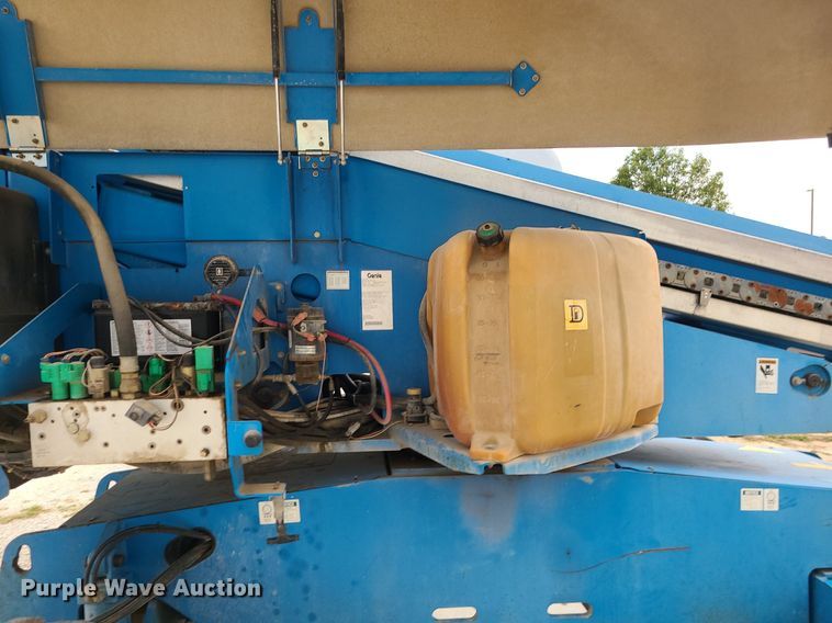 image for item MG9767 2003 Genie S-60 boom lift