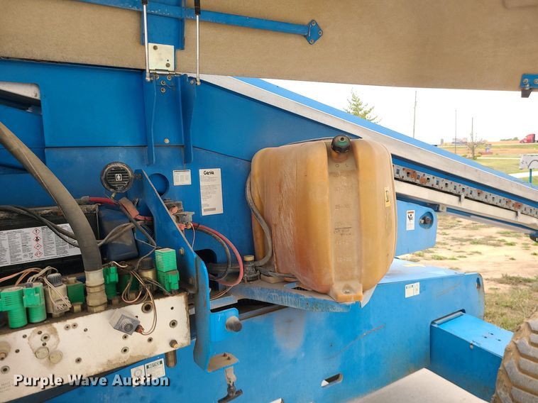 image for item MG9767 2003 Genie S-60 boom lift