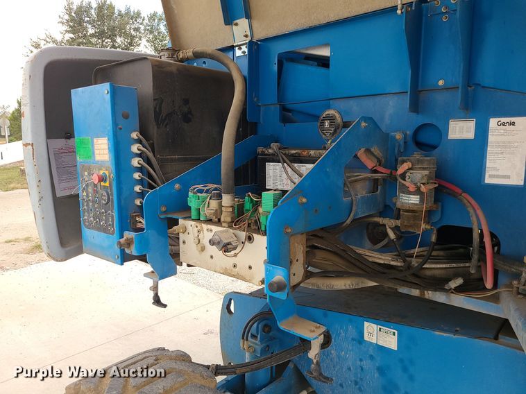 image for item MG9767 2003 Genie S-60 boom lift