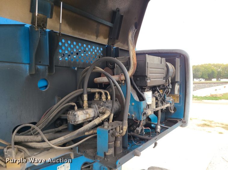 image for item MG9767 2003 Genie S-60 boom lift