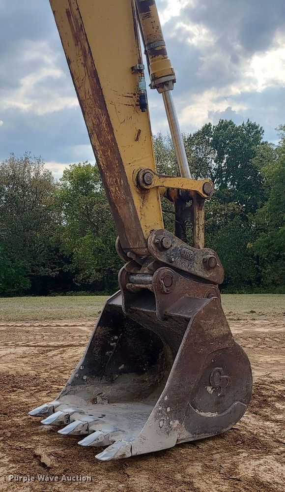 image for item MG9770 2004 John Deere 330C LC  excavator