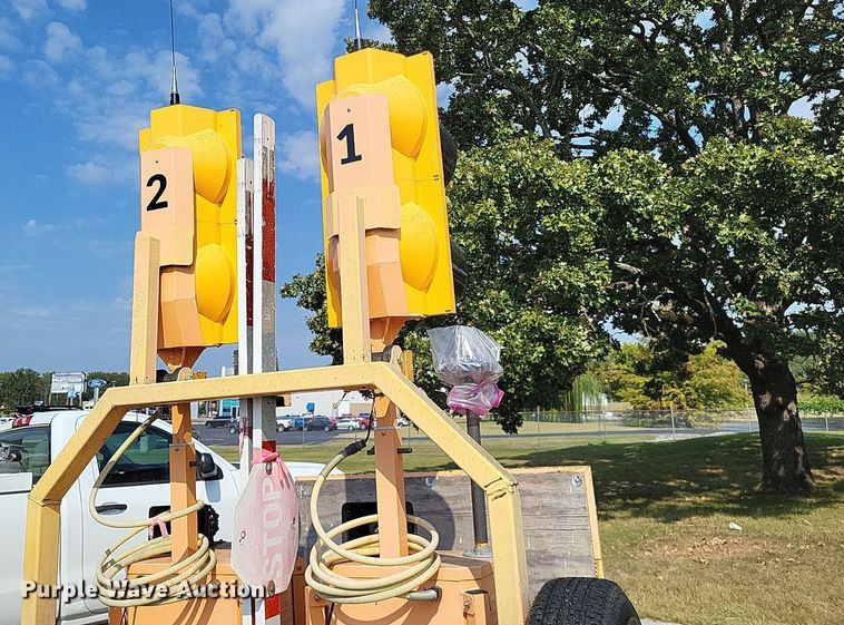 image for item MI9791 2013 Traffic signal trailer