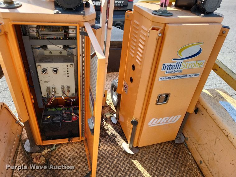 image for item MI9791 2013 Traffic signal trailer