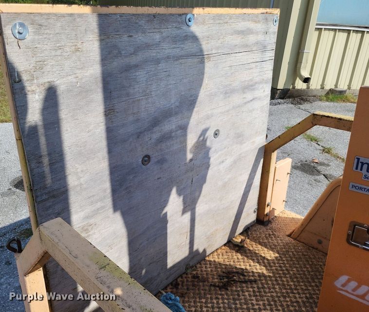 image for item MI9791 2013 Traffic signal trailer