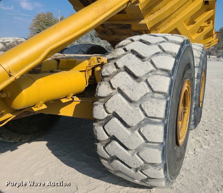 image for item MJ9422 1996 Caterpillar  D400D haul truck