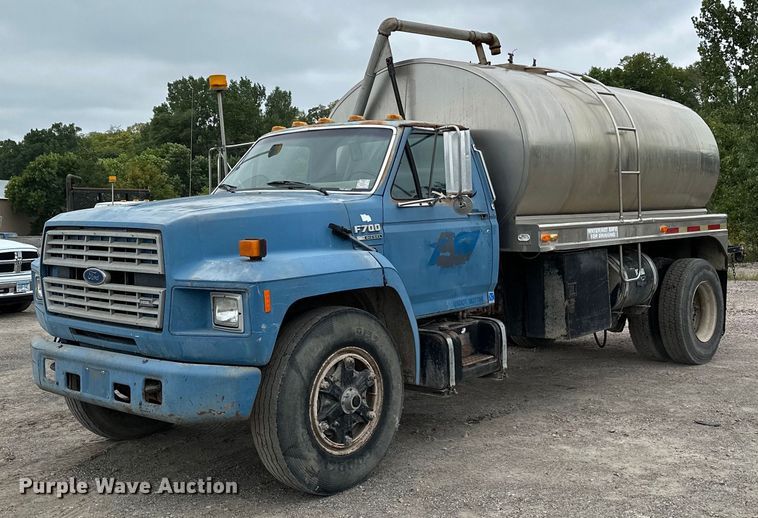 image for item MQ9400 1990 Ford F700  water truck