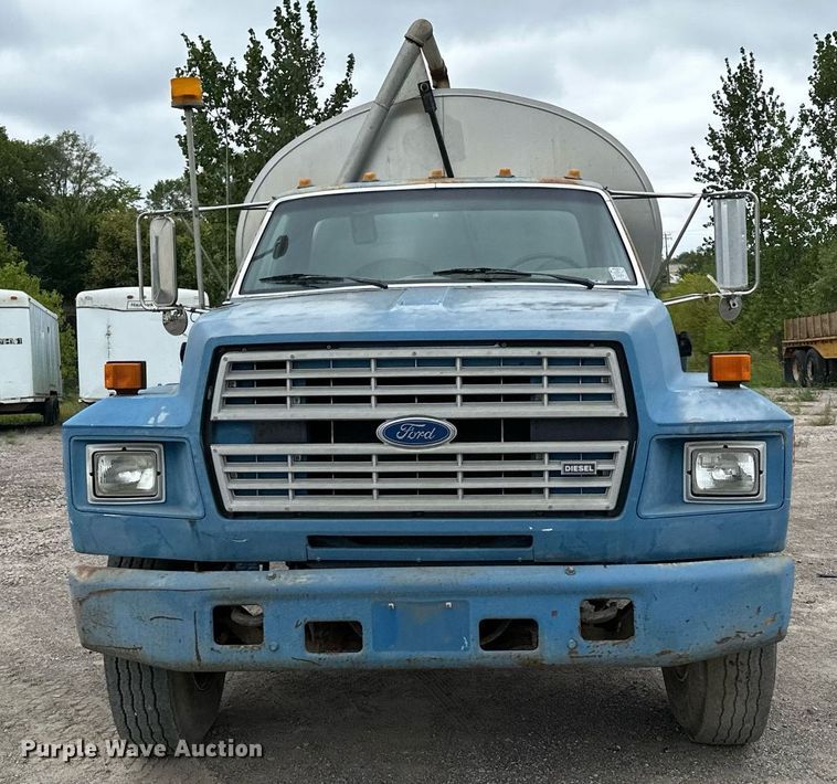 image for item MQ9400 1990 Ford F700  water truck