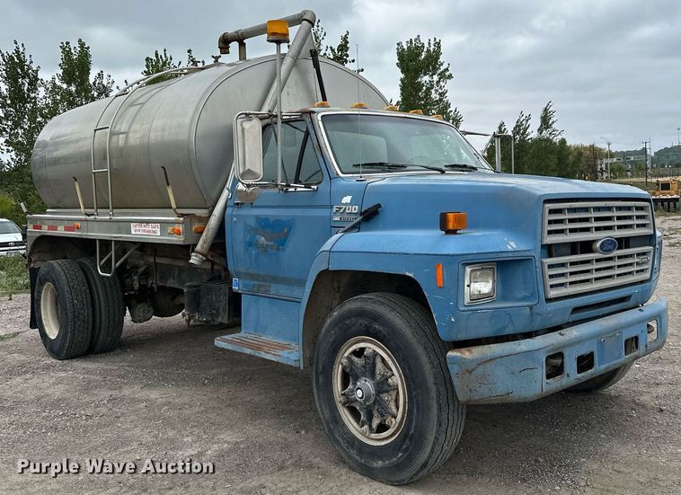 image for item MQ9400 1990 Ford F700  water truck