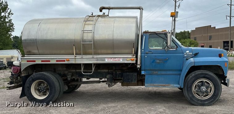 image for item MQ9400 1990 Ford F700  water truck