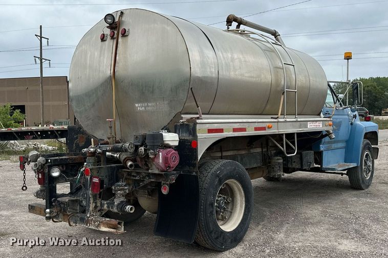 image for item MQ9400 1990 Ford F700  water truck