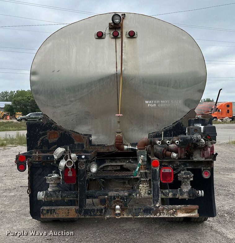 image for item MQ9400 1990 Ford F700  water truck