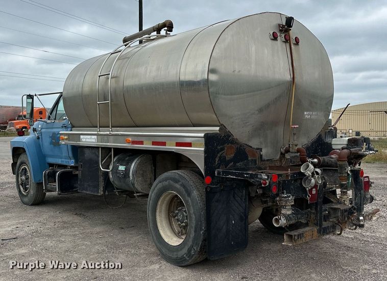 image for item MQ9400 1990 Ford F700  water truck