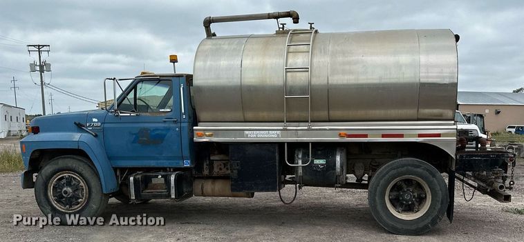 image for item MQ9400 1990 Ford F700  water truck