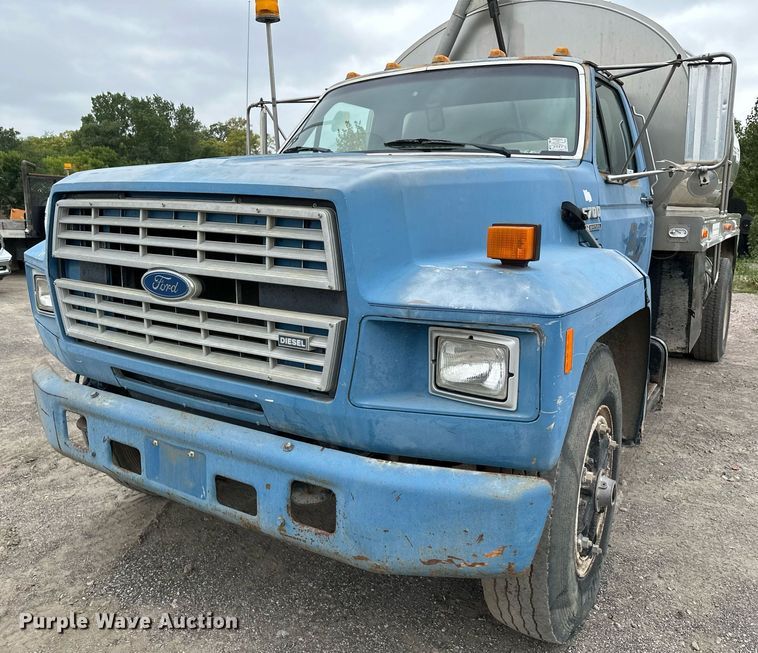 image for item MQ9400 1990 Ford F700  water truck