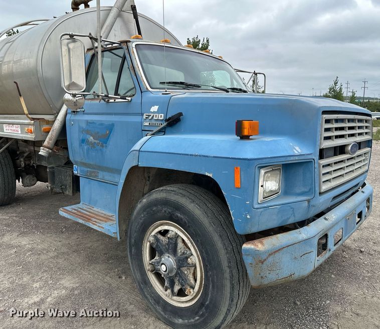 image for item MQ9400 1990 Ford F700  water truck