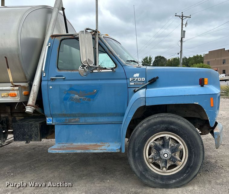 image for item MQ9400 1990 Ford F700  water truck